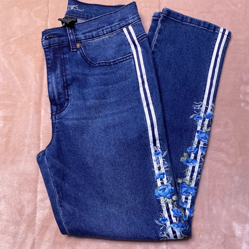 Denim jeans with side embellishment; size 6; New; DG2